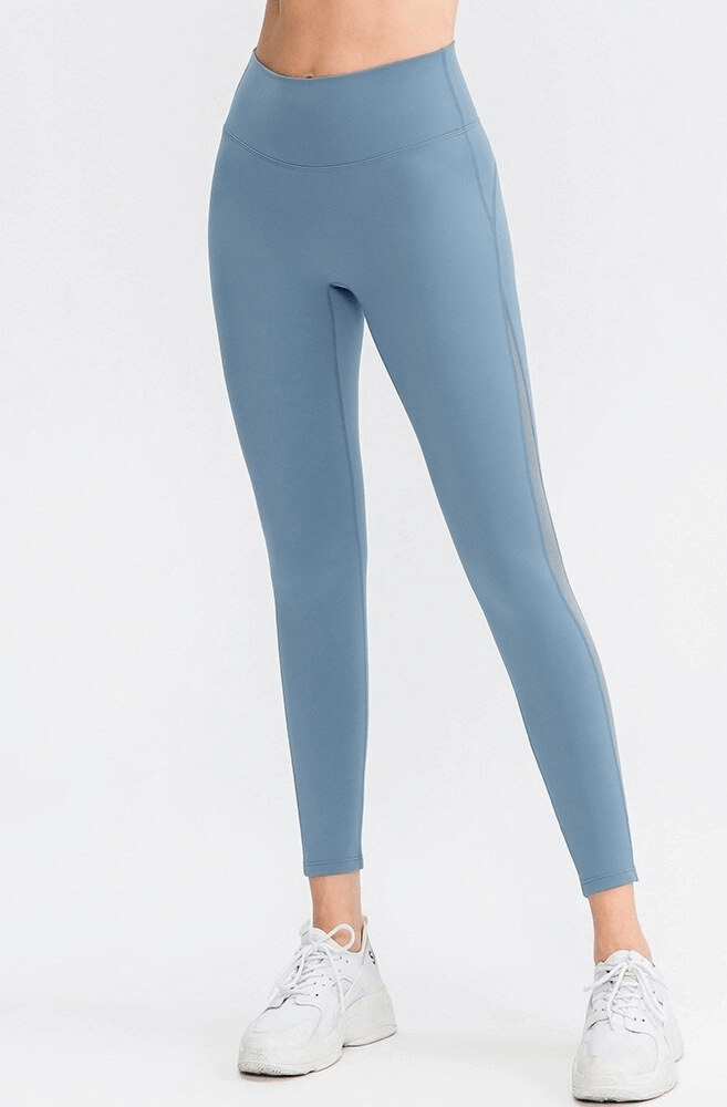 Sporty seamless women's leggings in blue with high waist, made of nylon and spandex, offering flexibility and comfort. Perfect for yoga.
